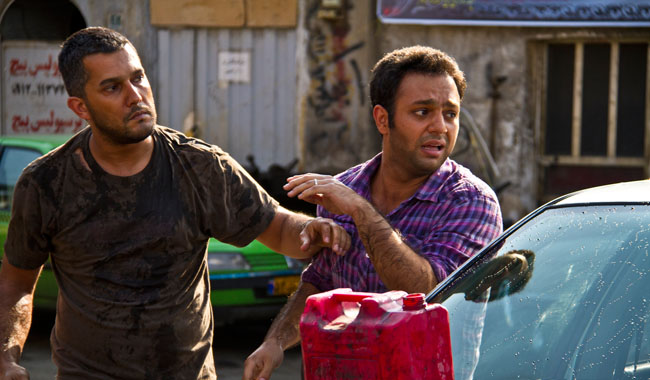 حامد بهداد در نمايي از فيلم سينمايي انتهاي خيابان هشتم - بيوگرافي هنرمندان برتر سينما به انتخاب سايت سينما قدس اردبيل