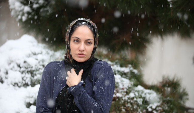 مهناز افشار در نمايي از فيلم سينمايي برف روي كاج ها