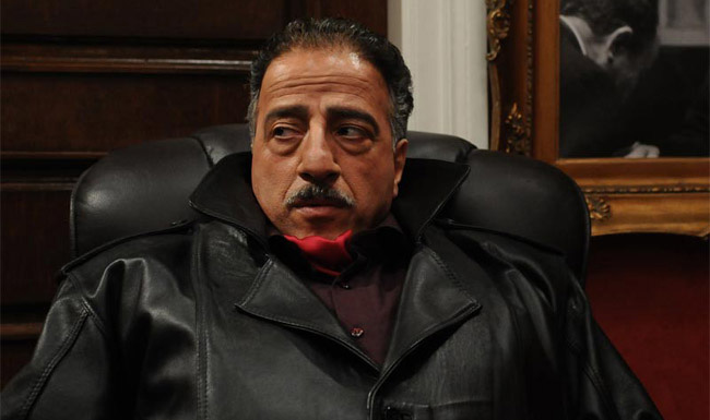 عليرضا خمسه در نمايي از مجموعه تلويزيوني مرد هزار چهره - بيوگرافي هنرمندان برتر سينما به انتخاب سايت سينما قدس اردبيل